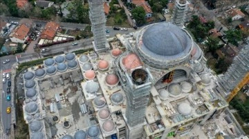 Levent'te inşası devam eden caminin 4 minaresi yükselmeye başladı