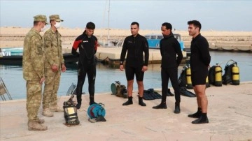 Libyalı askerler Türk SAS komandolarından aldıkları eğitimlerle derya mayınlarını imha ediyor