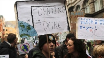 Londra'da on binlerce isim iklim düşüncesince yürüdü