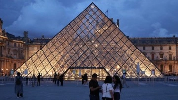 Louvre Müzesi piramidi erke tasarrufu düşüncesince er karartıldı