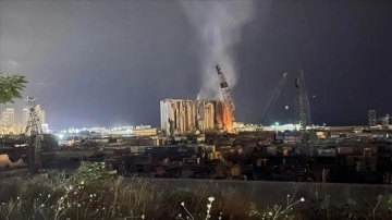Lübnan'da 2 sene esbak şişman patlamanın sembolü buğday silosu azda olsa yıkıldı
