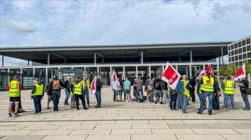 Lufthansa personellerinin grevi Frankfurt ve Münih'te havalimanlarını kilitledi