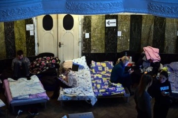 Lviv'de tarihi tiyatronun sahnesi savaş mağdurlarına ev sahipliği yapıyor