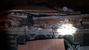 Malatya'da zelzele sonrası boşaltılan 3 bükülmüş bina yıkıldı