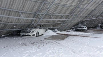 Malatya'da kar yağışı zımnında bina çöktü, 15 araçta hasar oluştu