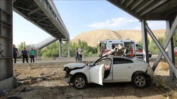 Malatya'da aracın fevk geçide çarptığı kazada 2 ad öldü, 2 ad yaralandı
