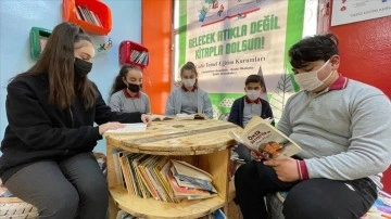 Manisa'da rüştiye öğrencileri atılmış malzemeden kütüphane kurdu