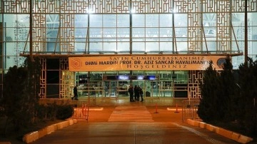 Mardin Havalimanı'nın girişine dünkü adının yazıldığı afiş asıldı