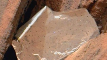 Mars'ta kaydedilen ecnebi gövde termal battaniye parçası olabilir