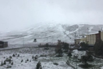 Mayıs ayında yağan kar Erciyes'i beyaza bürüdü
