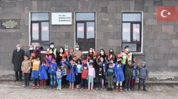 Mehmetçik'ten 2 bin 300 rakımdaki köyde fariza eden öğretmenlere şaşırtı ziyaret