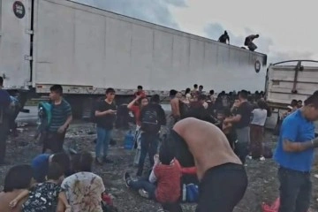 Meksika’da yaklaşık 150 göçmen tırın kasasında terk edilmiş halde bulundu