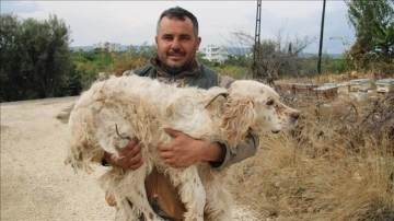 Mersin'de yaylaya çıkan kişi, yorulan köpeğini sırtında taşıdı