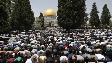 Mescid-i Aksa’da ramazanın sonuç cumasını 160 bin isim kıldı
