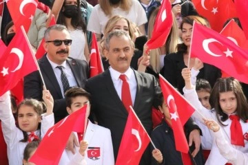 Milli Eğitim Bakanı Özer, 23 Nisan Ulusal Egemenlik ve Çocuk Bayramı dolayısıyla Anıtkabir’de