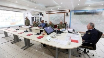 Milli Savunma Bakanı Akar, hudut birliklerinin komutanları ile derinti yaptı