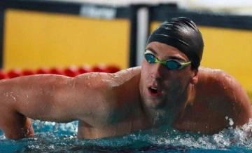 Milli yüzücü Emre Sakçı, şampiyona rekoru kırarak finale çıktı