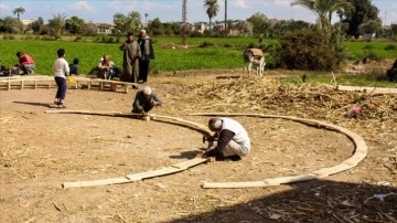 Mısır'da ekincilik arazileri dü bin yıldan levent boylu süredir anadan görme çarklarla sulanıyor