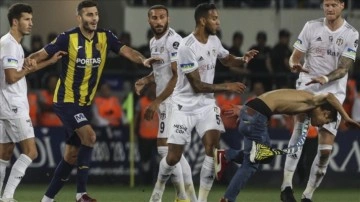 MKE Ankaragücü-Beşiktaş maçının böylecene sahaya girerek oyuncuya hücumcu yandaş gözaltına alındı