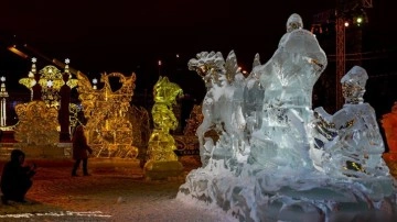 Moskova'da kar ve buz festivalini değme gündüz yüzlerce insan görüşme ediyor