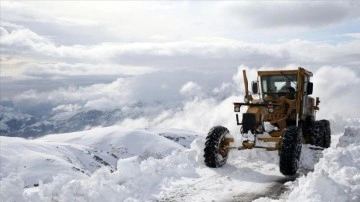 Muş'ta kar zımnında kapanan Üçevler kol karye yolu ekiplerin çalışmasıyla açıldı