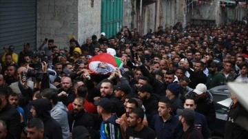 Nablus'ta İsrail güçlerinin açmış olduğu biberli kararı ölen Filistinli toprağa verildi