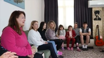 Oğluyla Adana'ya mevrut Ukraynalılara evini açtı