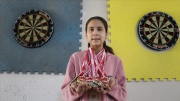 Öğretmenleri yardımıyla dart sporuna süregelen Ceylin'in amacı Avrupa
