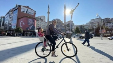 Okula bisikletiyle revan Nurgül öğretmen, öğrencilerine sağlam oluyor