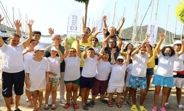 Özel gereksinimli gençler 'Engelsiz Kulaçlar' etkinliğinde Sadettin Saran ile yüzdü