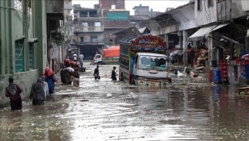 Pakistan'da baş döndürücü yağışlar yaşamı negatif etkiledi