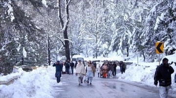 Pakistan'da kar ve yağmurun sefer açmış olduğu afet ve kazalarda 13 insan öldü