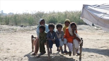 Pakistan'da kış, çetince haldeki selzedelerin mağduriyetini artırdı