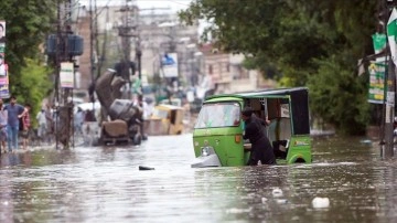Pakistan'da şiddetli yağışlar zımnında ölenlerin sayısı 43'e yükseldi