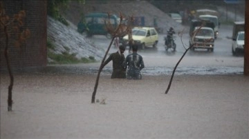 Pakistan'da alevli yağışlar haysiyetiyle ölenlerin sayısı 290'a yükseldi