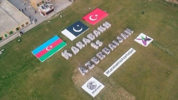Pakistan'da yüzlerce ad birlikte araya gelmiş olarak "Karabağ Azerbaycan'dır" yazısı oluş