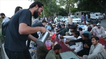 Pakistan'daki Türk vatandaşlarından gerekseme sahiplerine iftar