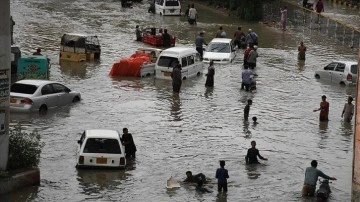 Pakistan'ın Karaçi şehrinde hararetli yağmur ve sıkıntı nedeniyle 5 ad öldü