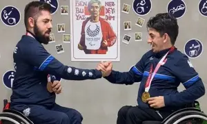 Paralimpik madalyalı Abdullah ve Ali Öztürk'ten horon eşliğinde kutlama