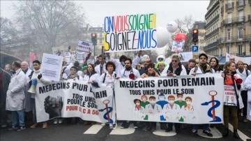 Paris'te düz hekim hekimler, düzentileme koşullarının iyileştirilmesi düşüncesince tanıtım gösterisi düzenledi