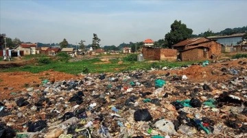 Plastik atıklar Uganda’nın göl ve nehirlerini gözdağı ediyor