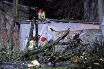 Polonya'da fırtına: 1 milyona yakın ev elektriksiz kaldı, 1 kişi öldü