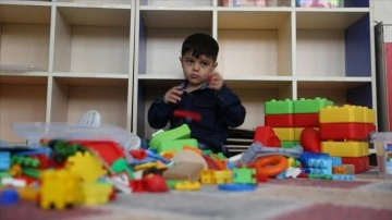 Protez bacakla yaşama tutunan Suriyeli Muhammed okula başladı
