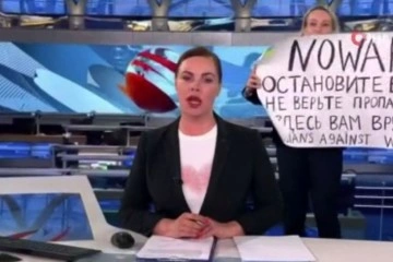 Rus televizyon kanalında naklen yayın sırasında 'savaşa hayır' pankartı açıldı