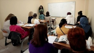 Rusya ve Ukrayna vatandaşları İzmir'de ayrımsız sınıfta Türkçe öğreniyor