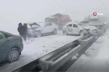 Rusya'da kar fırtınasına yakalanan 22 araç birbirine girdi: 1 ölü, 18 yaralı