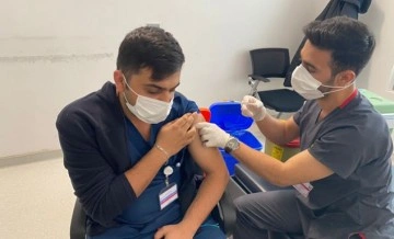 Sağlık personelleri 4'üncü doz aşılarını olmaya başladı