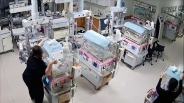 Sağlık personellerinin deprem esnasında kuvözdeki bebekleri himaye çabası kamerada