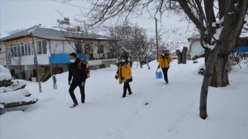 Sağlık ekipleri ilkah düşüncesince Erzincan'ın karlı yollarını paletli ambulansla aşıyor