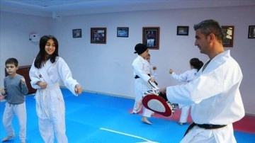 Şampiyon meslek müdürü öğrencilerine karateyi öğretiyor